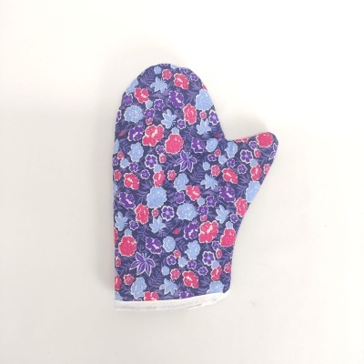 Luva de forno com padrão floral em roxo, azul e vermelho