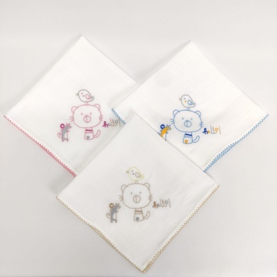 Três panos de boca brancos com ursinho bordado e bordas coloridas