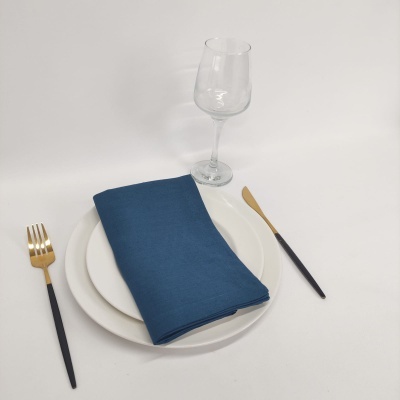 Conjunto de loiça com pratos, guardanapo, talheres e copo vinho