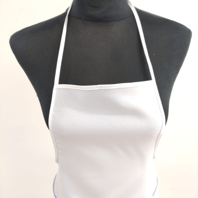 Avental branco liso em manequim preto