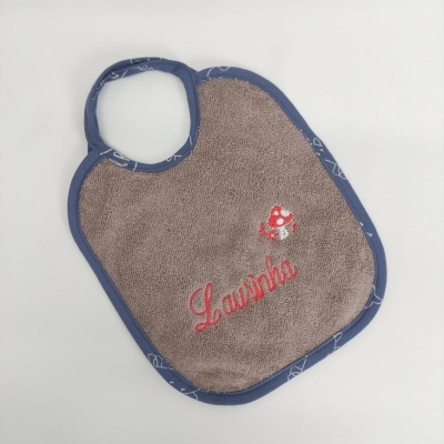 Babete castanho com bordado 'Laurinha' e bordadura azul com padrão branco