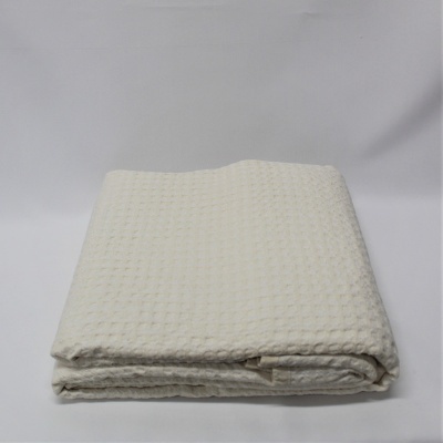 Edredão branco texturizado dobrado