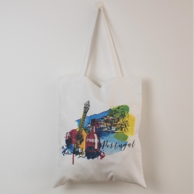 Saco branco em tecido com impressão colorida representando elementos de Portugal