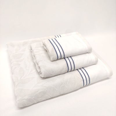Conjunto de toalhas brancas com linhas azuis