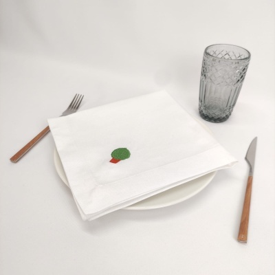 Conjunto de jantar com garfo, faca, prato, guardanapo e copo