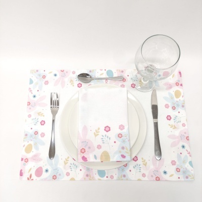Conjunto de mesa com toalhete estampado coelhos e flores, prato branco, talheres e copo