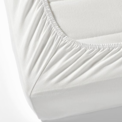 Lençol branco com elástico ajustado num colchão branco