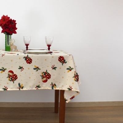 mesa de madeira com toalha de mesa festiva, pratos, taças e flores vermelhas