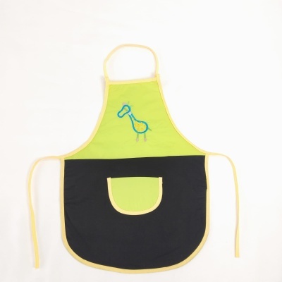 Avental criança verde pistacho e preto com bolso e bordado de animal.