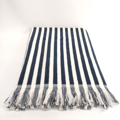 Manta riscada azul escuro e branca com franjas