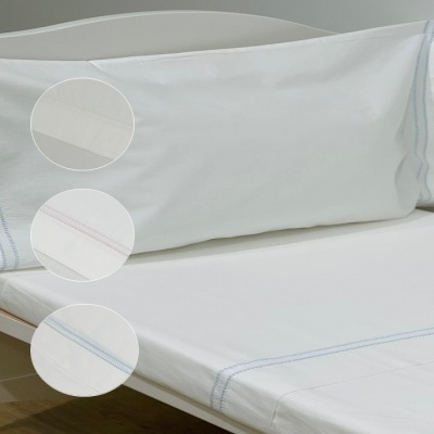 Conjunto de roupa de cama branca com linhas de costura coloridas