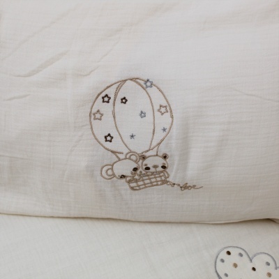 Bordado de balão de ar quente com animais e estrelas em tecido branco