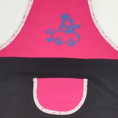Avental rosa e preto com bordas estampadas e bordado azul de pato num carro