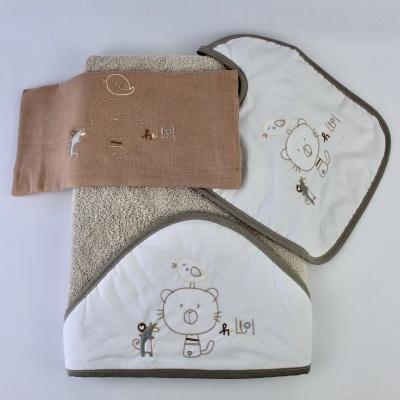 Conjunto de toalhas infantis bordadas com ursinho e pássaros em bege, branco e castanho