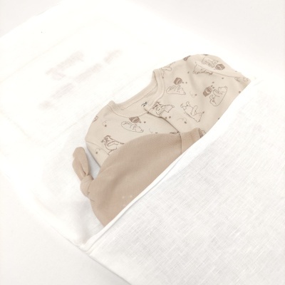 Pijama de bebé bege com estampas de animais e parte de roupa branca