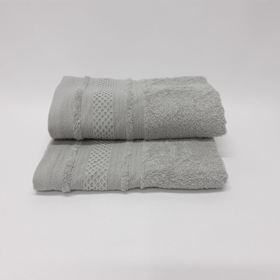 Duas toalhas cinzentas empilhadas com faixas texturizadas