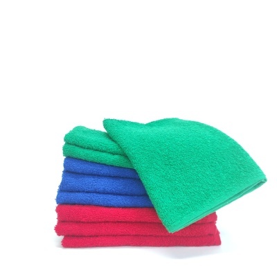 Conjunto de toalhas felpudas nas cores verde, azul e vermelho empilhadas