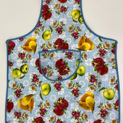 Avental de cozinha azul claro com frutas e flores coloridas e bolso frontal