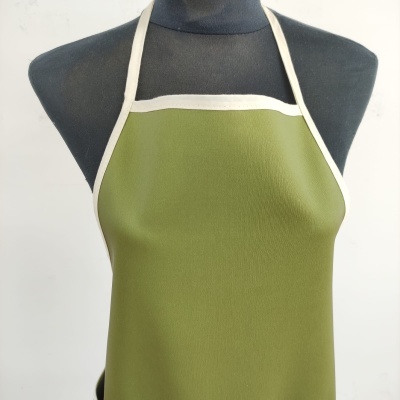 Avental verde com tiras brancas num manequim preto