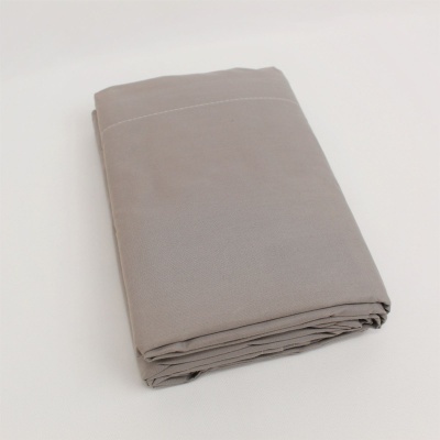 tecido cinzento claro dobrado sobre superfície branca