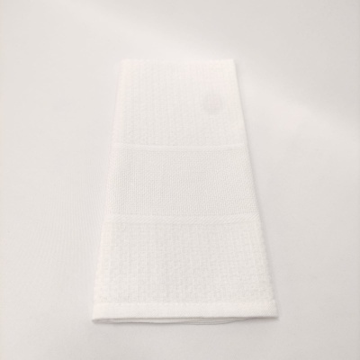 Toalha branca dobrada com textura de algodão