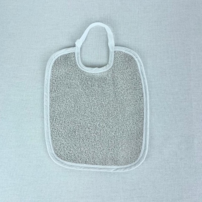 Babete para bebé cinzento com bordas e alça brancas sobre fundo cinzento