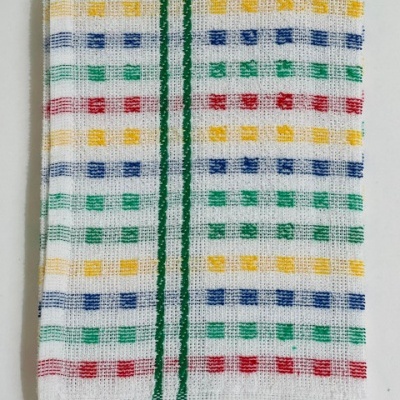 Pano de cozinha branco com padrão colorido de linhas e quadrados