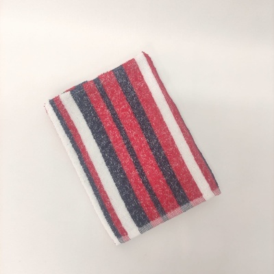 Toalha dobrada com riscas vermelhas, azuis e brancas