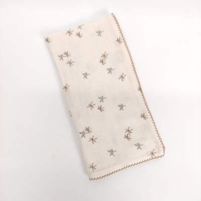 Lenço branco com pequenas flores castanhas e bege e borda decorativa