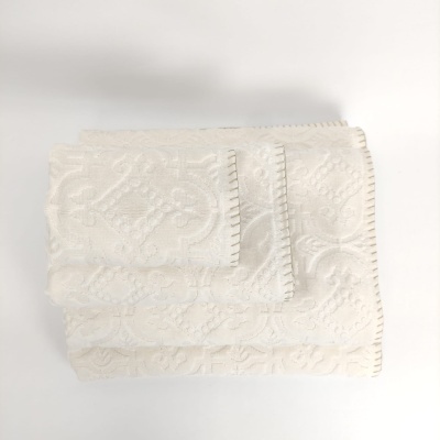 Toalha de banho branca com padrão em relevo e borda costurada