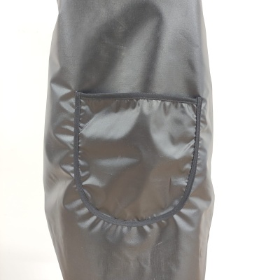 Bolsa preta com bolso frontal brilhante e acabamento preto