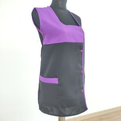 Top sem mangas roxo e preto com botões e bolso, num manequim preto