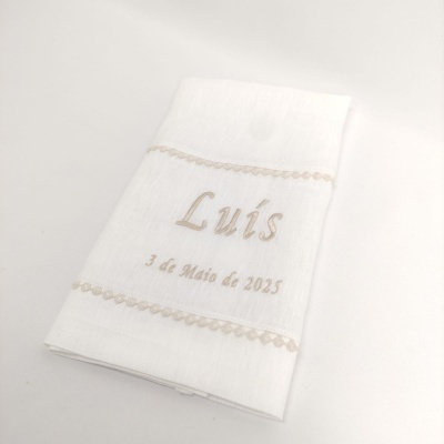 Toalha branca com bordado bege com o nome Luís e a data 3 de Maio de 2023
