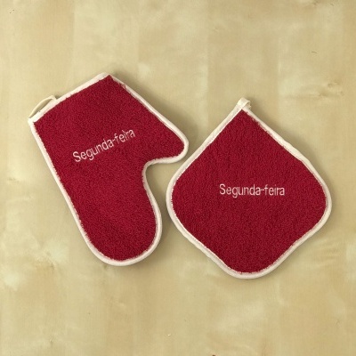 Acessórios de cozinha vermelho e branco com a palavra Segunda-feira bordada