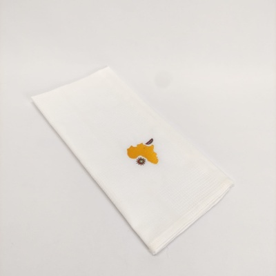Toalha branca com bordado de abóbora