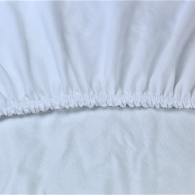 Lençol branco com elástico em tecido macio