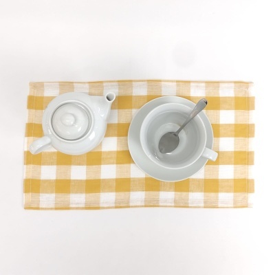 Conjunto de chá branco com pano amarelo e branco