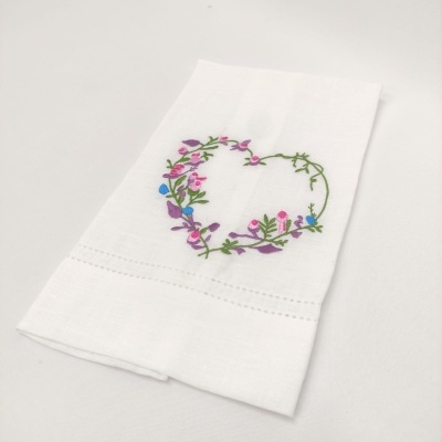 Guardanapo branco bordado com coração floral colorido