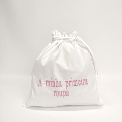 Saco de tecido branco com cordão e texto bordado rosa
