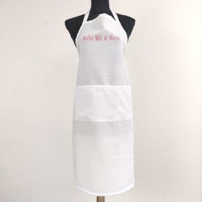 Avental branco com texto 'Melhor Mãe do Mundo' em rosa