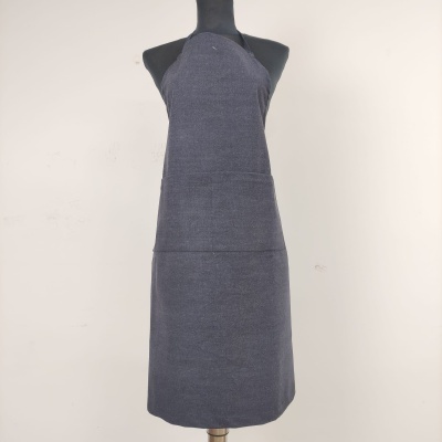 Avental cinzento escuro em manequim preto