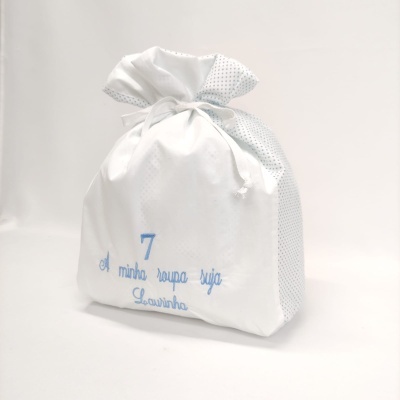 Saco de tecido branco com fecho de cordão e bordado azul