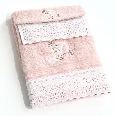 Toalha rosa com bordados e renda branca