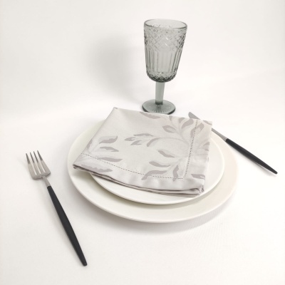 Conjunto de talheres, prato, guardanapo e copo decorado sobre fundo branco