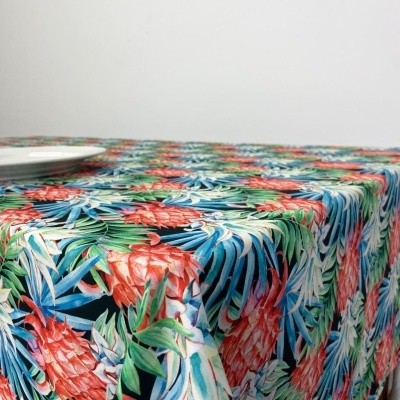 Toalha de mesa tropical com flores cor-de-rosa e folhas verdes sobre fundo preto