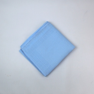 Lenço de bolso azul claro dobrado