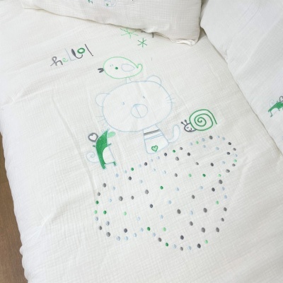 Colchão de bebé branco com desenhos de urso, caracol e pássaro e texto 'hello!'
