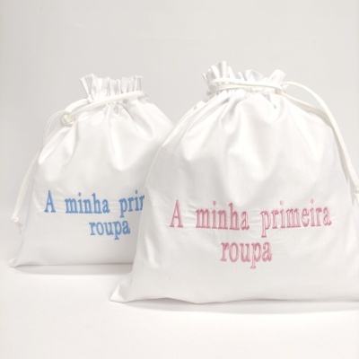 Dois sacos de pano brancos com textos coloridos