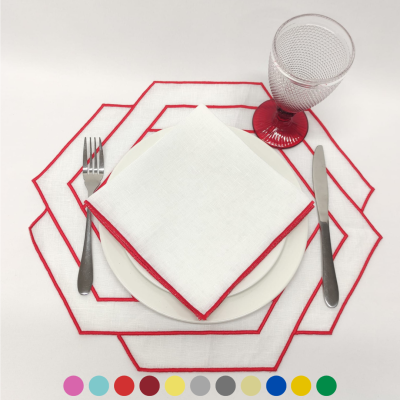 Conjunto de mesa com guardanapo, jogo americano e copo vermelho