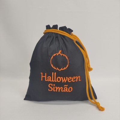 Saco preto com cordão amarelo e bordado de abóbora e texto Halloween Simão